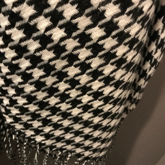 ▪️Closeout! Classic Houndstooth Ruana Wrap-Scarf - Picture 5 of 5